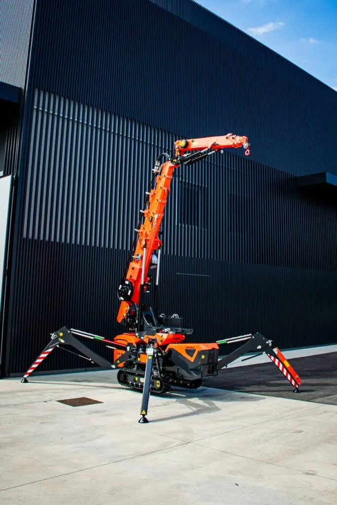 SPX532.2 with the boom raised vertically beside a building