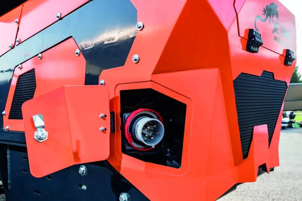 Electric power pack socket on the crane’s bodywork
