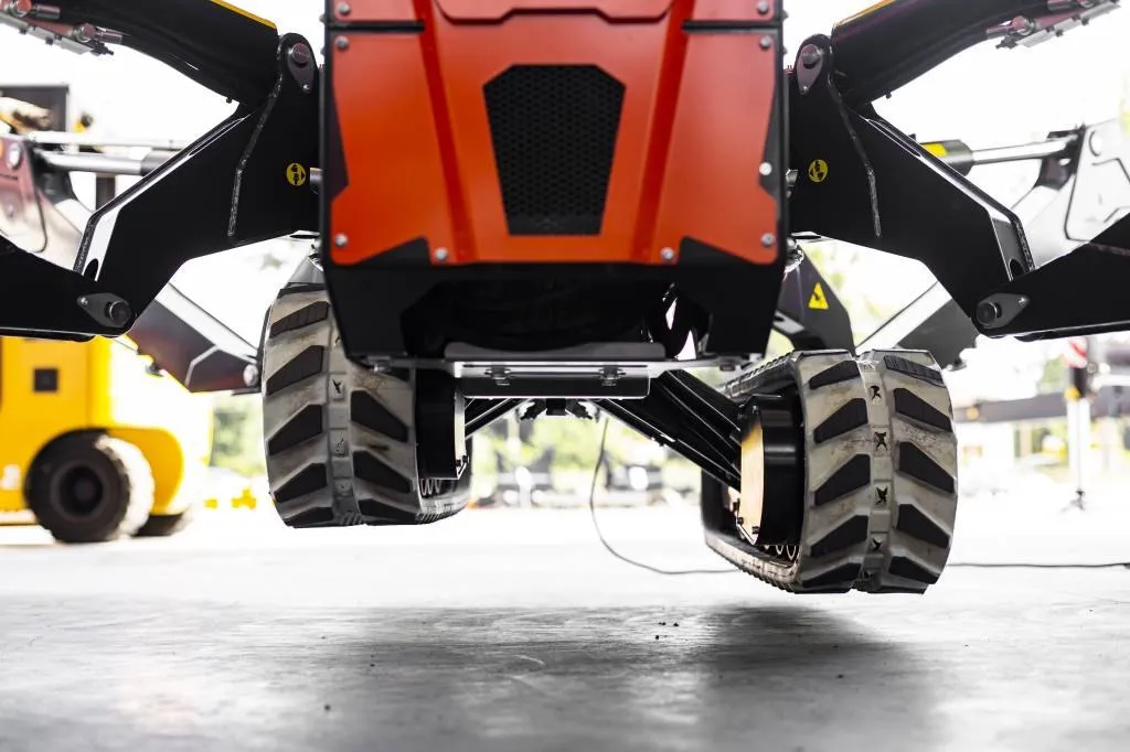 Low angle of the SPX532.2 lifted off its tracks on self-levelling outriggers